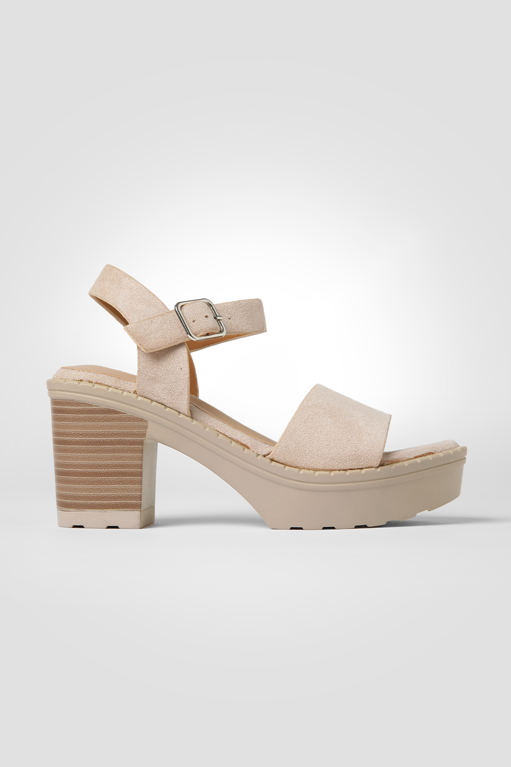 סנדלי עקב לנשים במראה זמש בצבע בז'