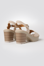 סנדלי עקב לנשים במראה זמש בצבע בז'