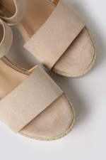 סנדלי עקב לנשים במראה זמש בצבע בז'