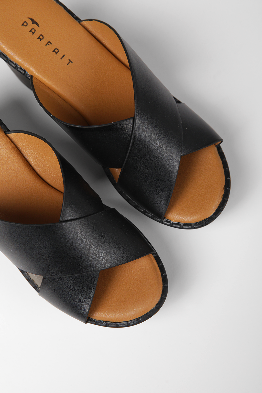 כפכפי עקב דמוי עור רצועות מוצלבות בצבע שחור