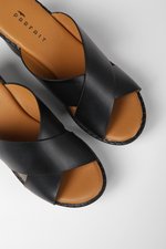 כפכפי עקב דמוי עור רצועות מוצלבות בצבע שחור