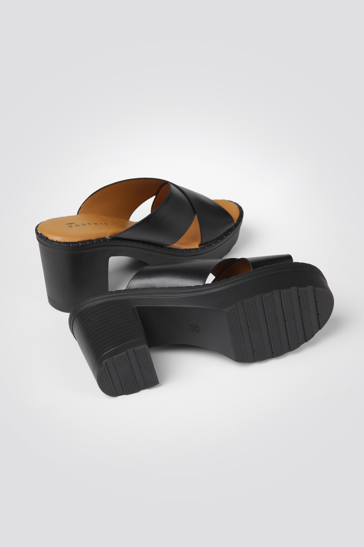 כפכפי עקב דמוי עור רצועות מוצלבות בצבע שחור