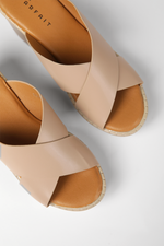 כפכפי עקב דמוי עור רצועות מוצלבות בצבע בז'