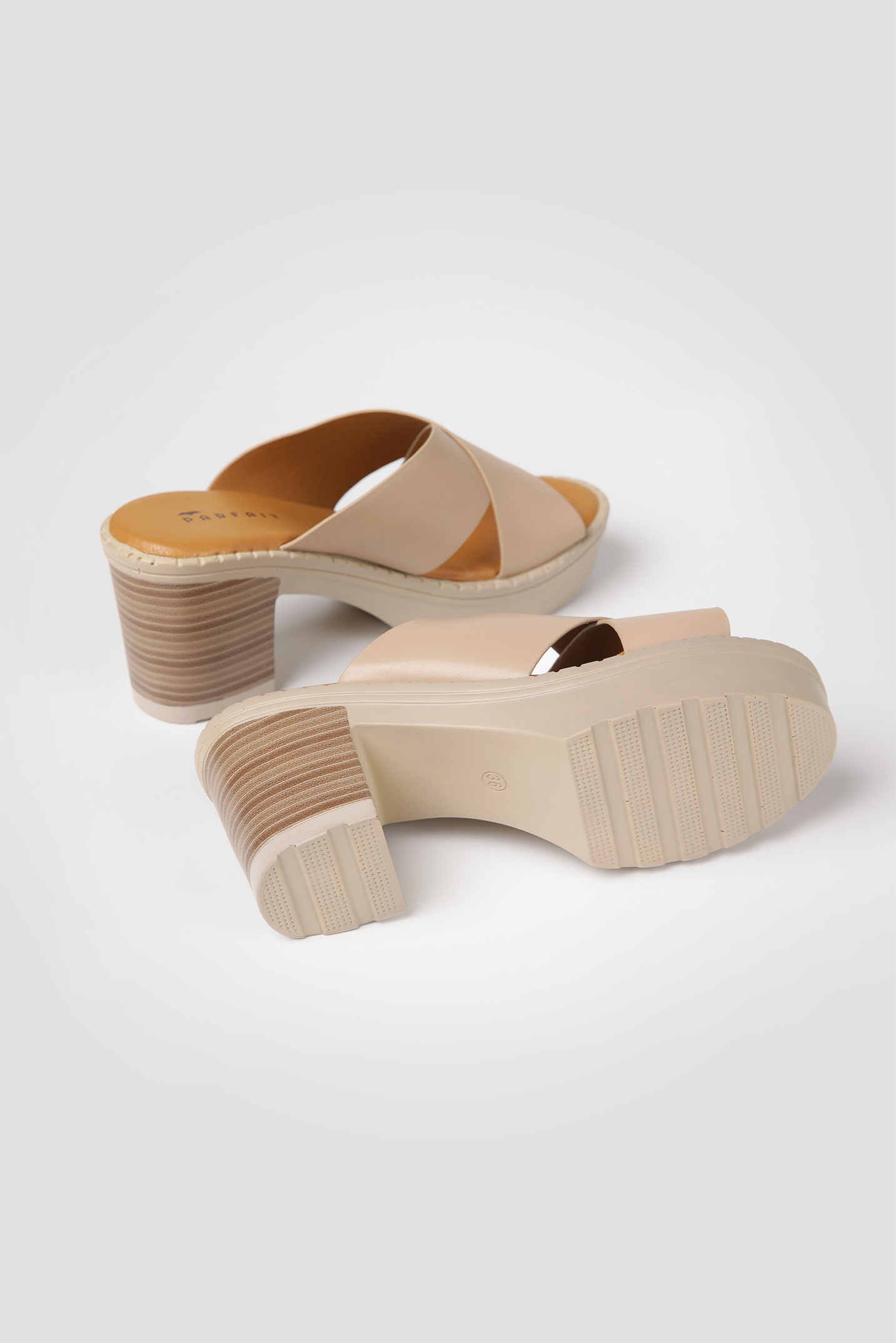 כפכפי עקב דמוי עור רצועות מוצלבות בצבע בז'