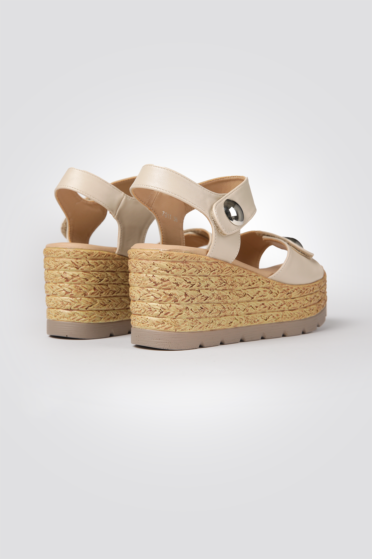 סנדלי פלטפורמה בשילוב קש בצבע בז'