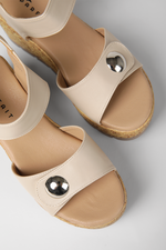 סנדלי פלטפורמה בשילוב קש בצבע בז'