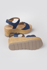 סנדלי פלטפורמה בשילוב קש בצבע ג'ינס