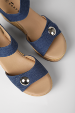 סנדלי פלטפורמה בשילוב קש בצבע ג'ינס