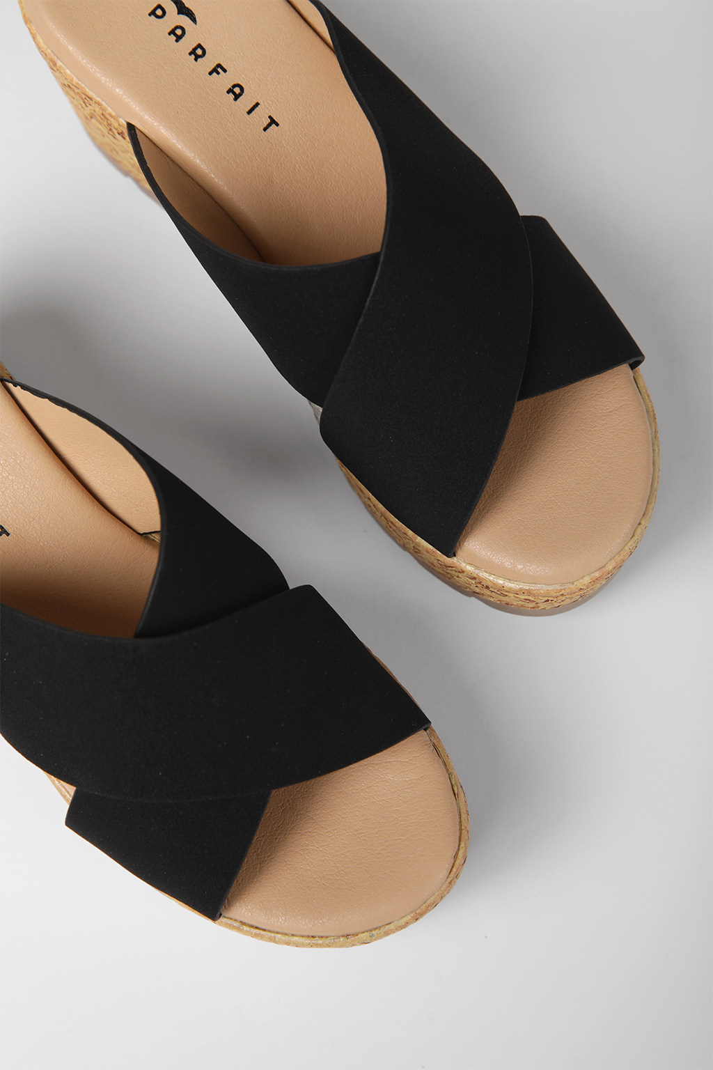 כפכפי פלטפורמה רצועות מוצלבות בשילוב קש בצבע שחור