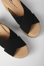 כפכפי פלטפורמה רצועות מוצלבות בשילוב קש בצבע שחור