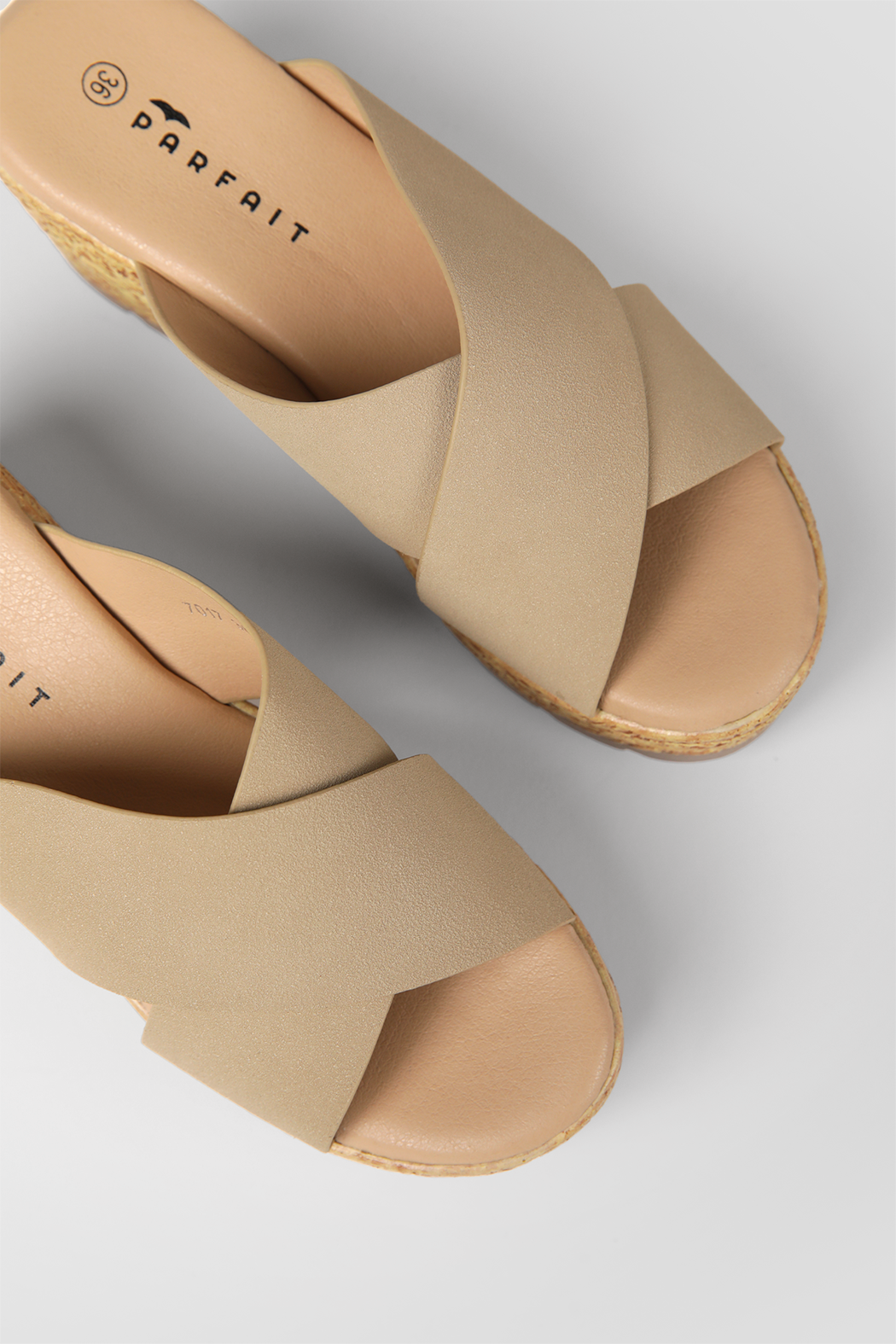 כפכפי פלטפורמה רצועות מוצלבות בשילוב קש בצבע בז'