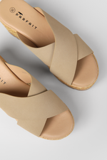 כפכפי פלטפורמה רצועות מוצלבות בשילוב קש בצבע בז'