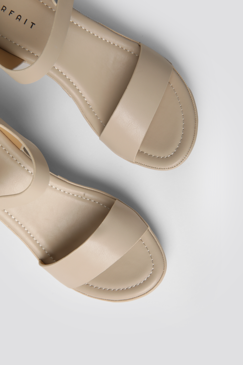 סנדלי עקב לנשים בצבע בז'