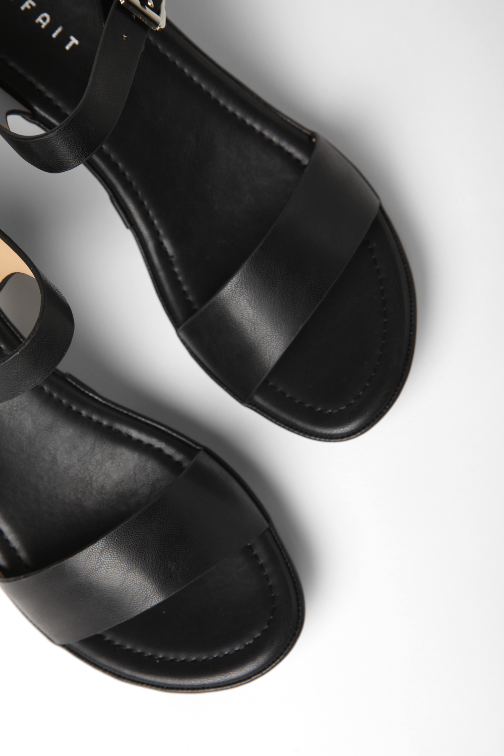 סנדלי עקב לנשים בצבע שחור