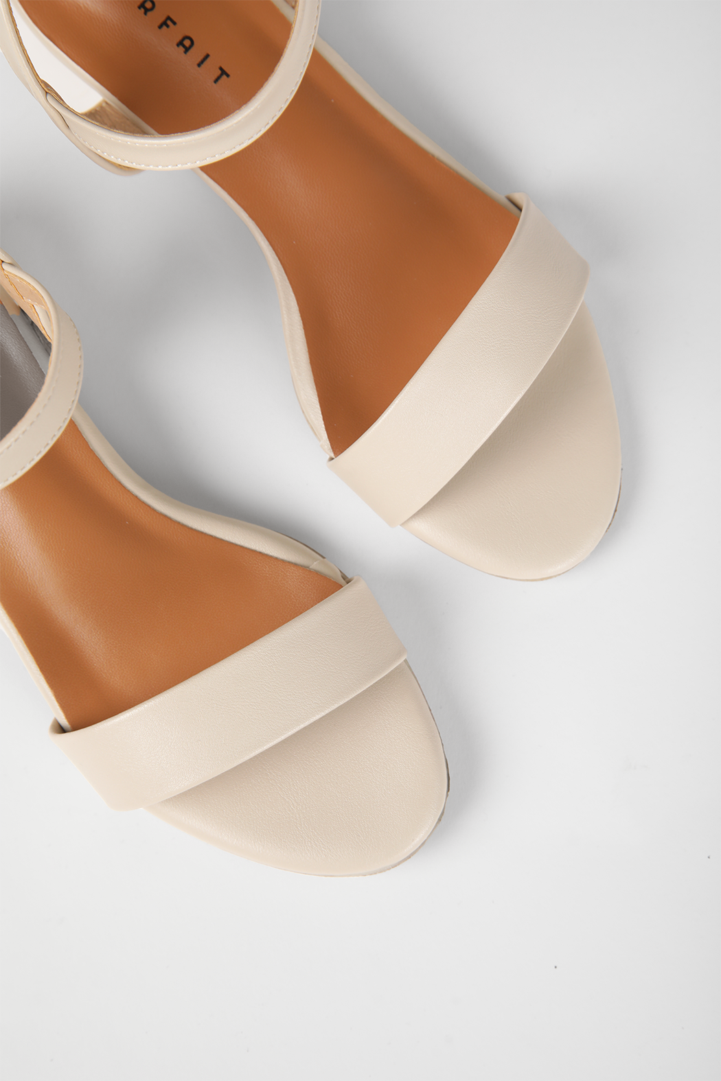 סנדלים דמוי עור עם עקב נמוך בצבע בז'