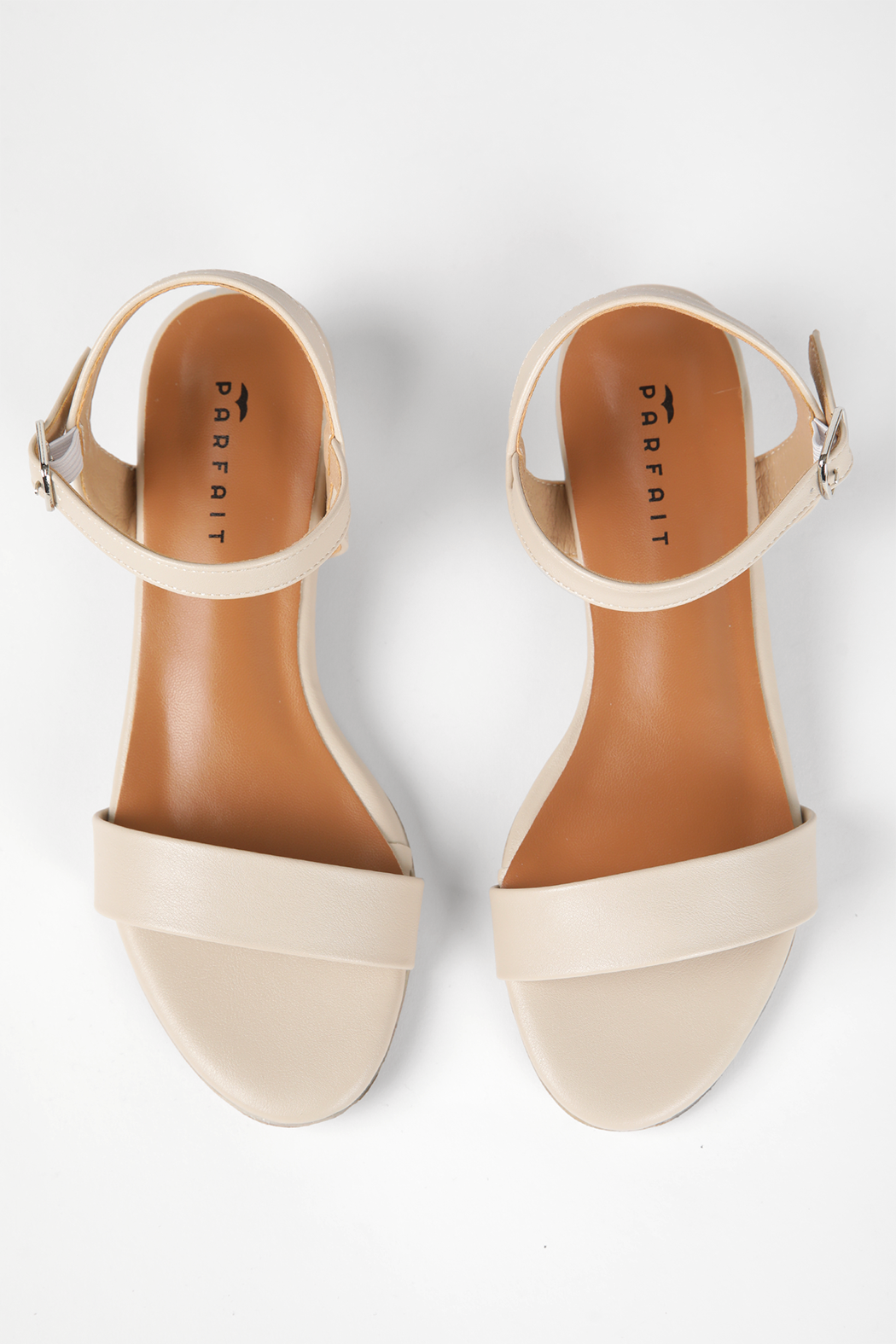 סנדלים דמוי עור עם עקב נמוך בצבע בז'