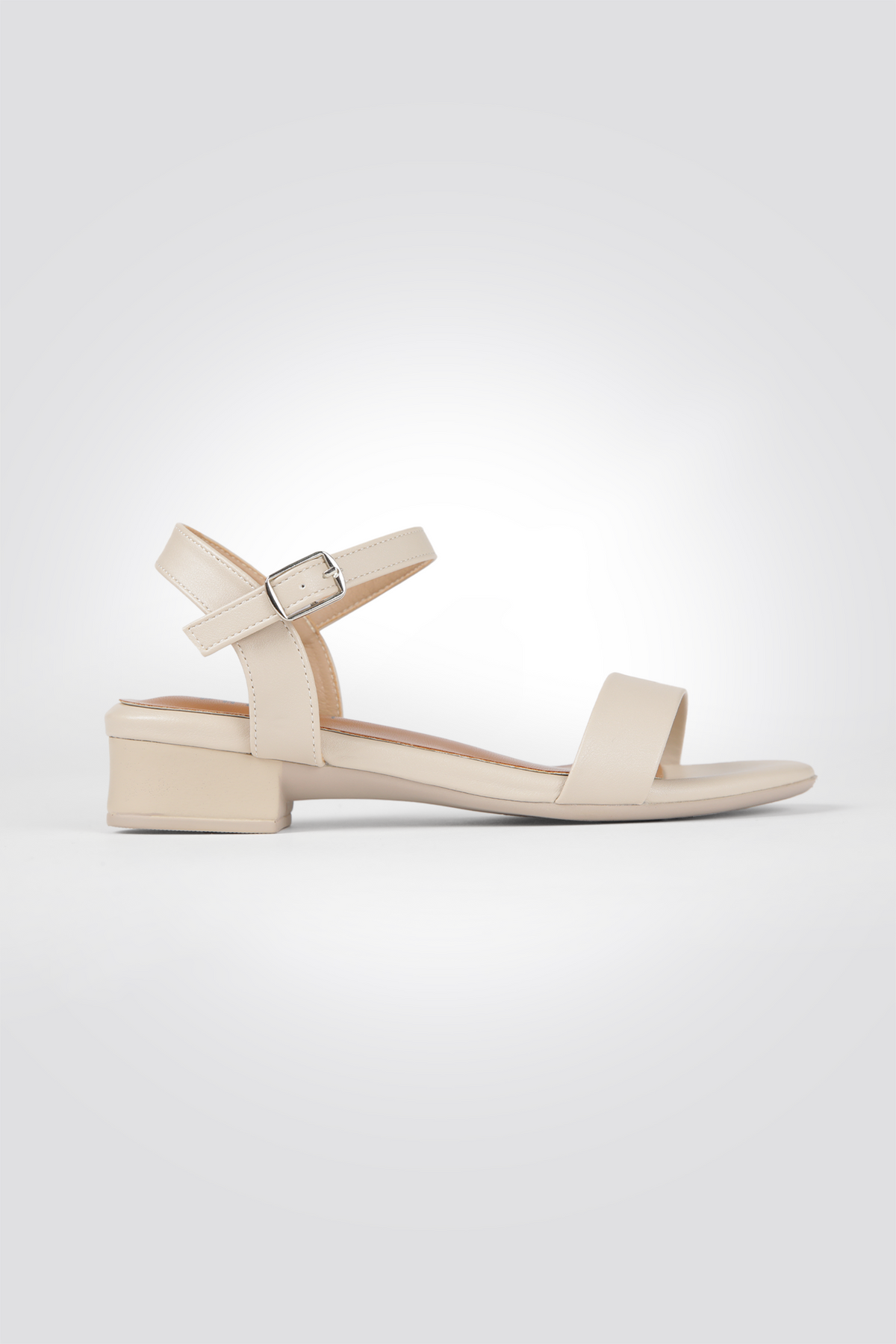 סנדלים דמוי עור עם עקב נמוך בצבע בז'