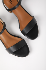 סנדלים דמוי עור עם עקב נמוך בצבע שחור