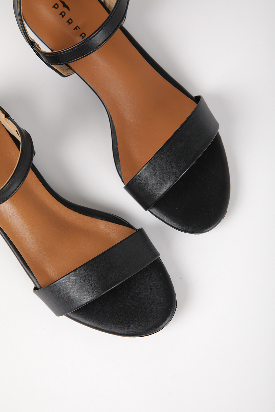 סנדלים דמוי עור עם עקב נמוך בצבע שחור