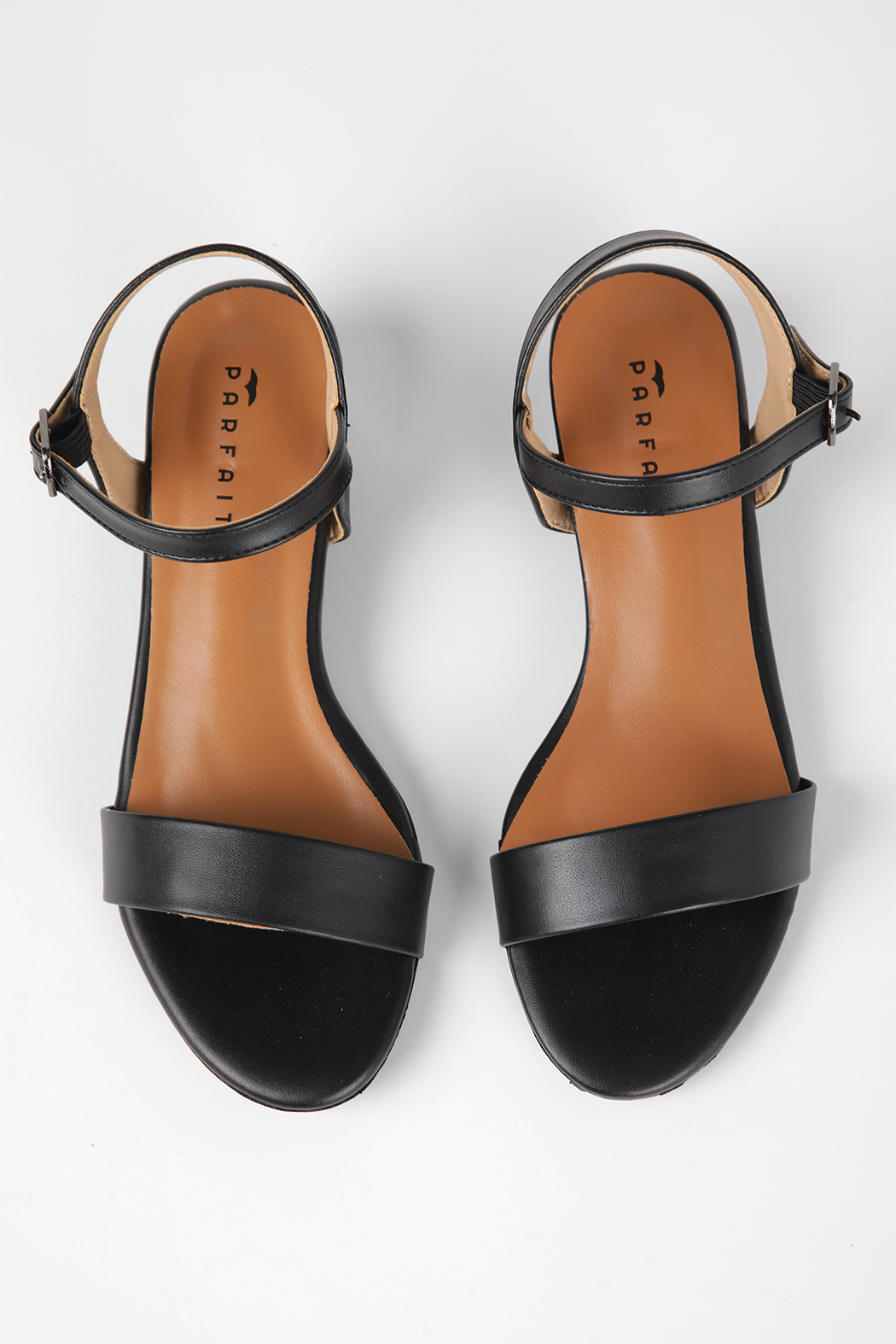 סנדלים דמוי עור עם עקב נמוך בצבע שחור