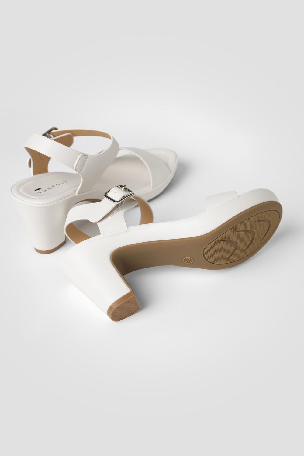 סנדלי עקב לנשים בצבע לבן