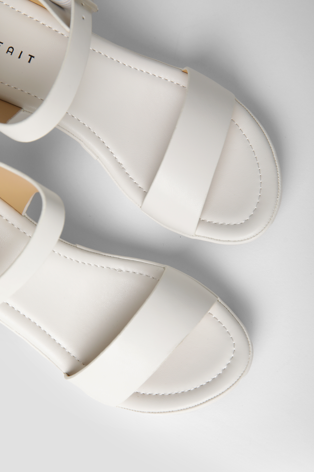 סנדלי עקב לנשים בצבע לבן