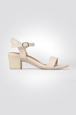 סנדלי עקב דמוי עור בצבע בז'