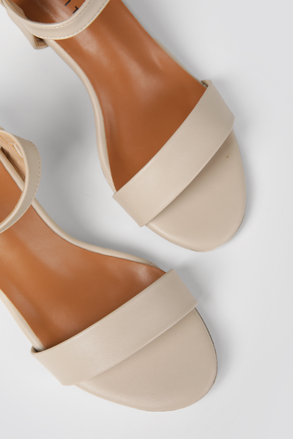 סנדלי עקב דמוי עור בצבע בז'