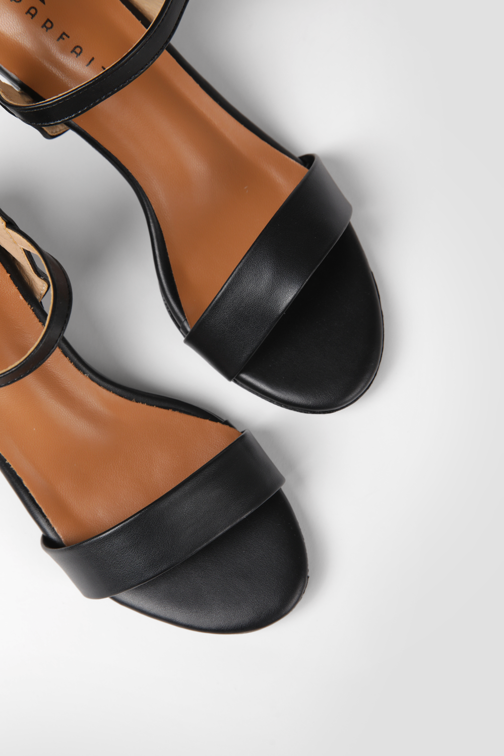 סנדלי עקב דמוי עור בצבע שחור