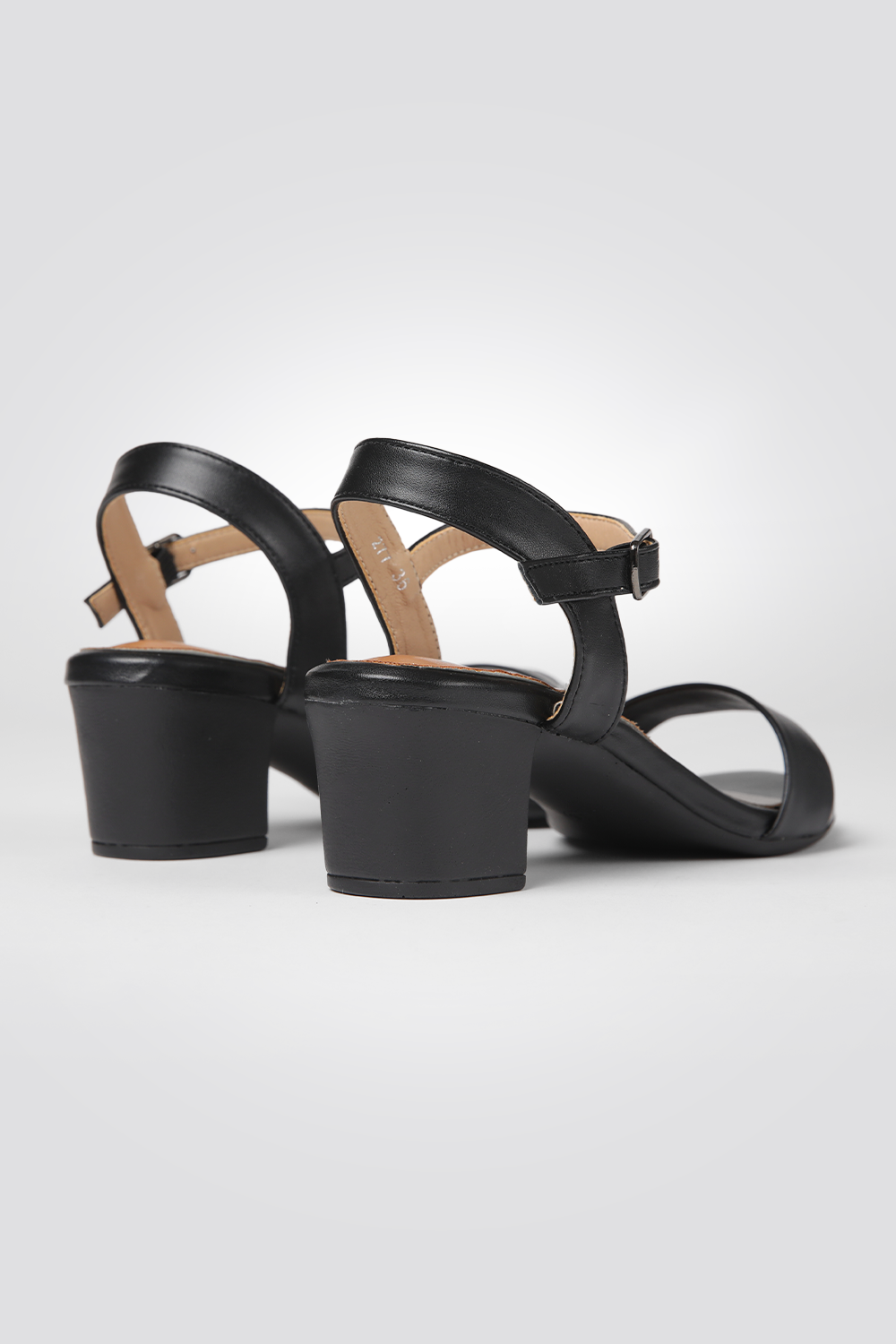 סנדלי עקב דמוי עור בצבע שחור