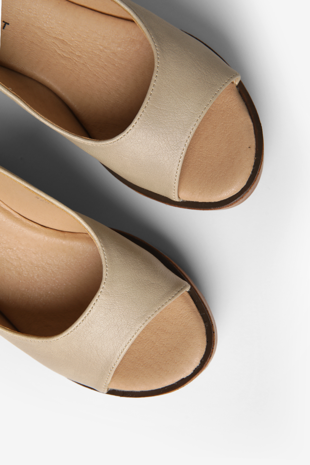 סנדלי פלטפורמה לנשים בצבע בז'