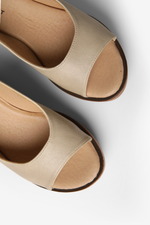 סנדלי פלטפורמה לנשים בצבע בז'