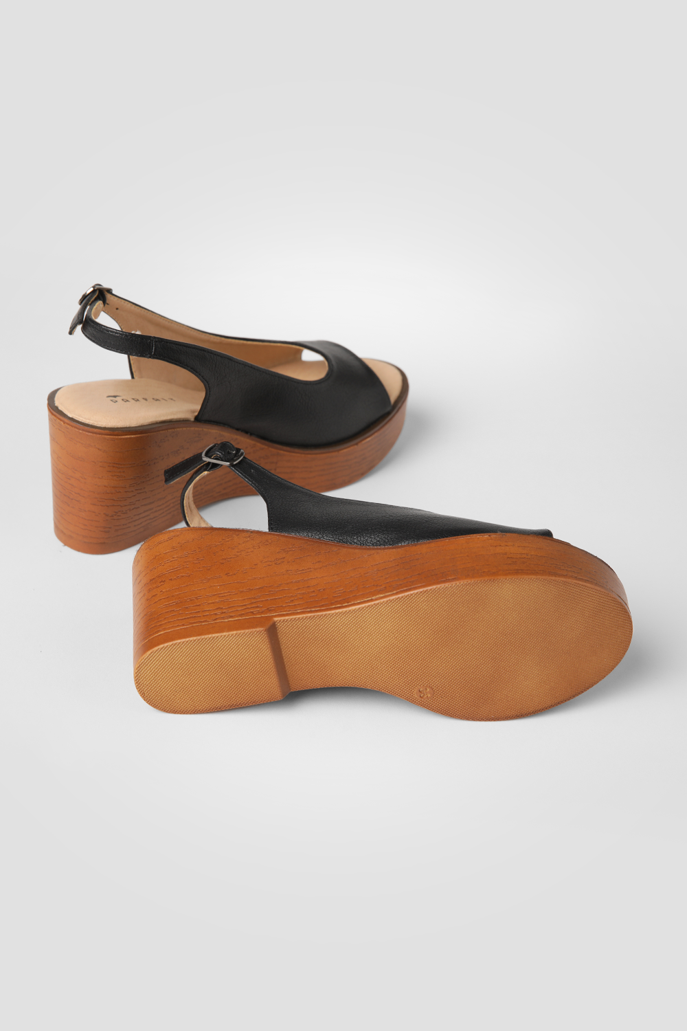 סנדלי פלטפורמה לנשים בצבע שחור