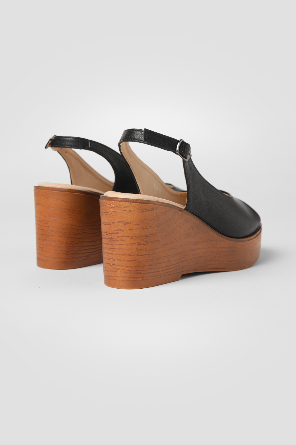 סנדלי פלטפורמה לנשים בצבע שחור