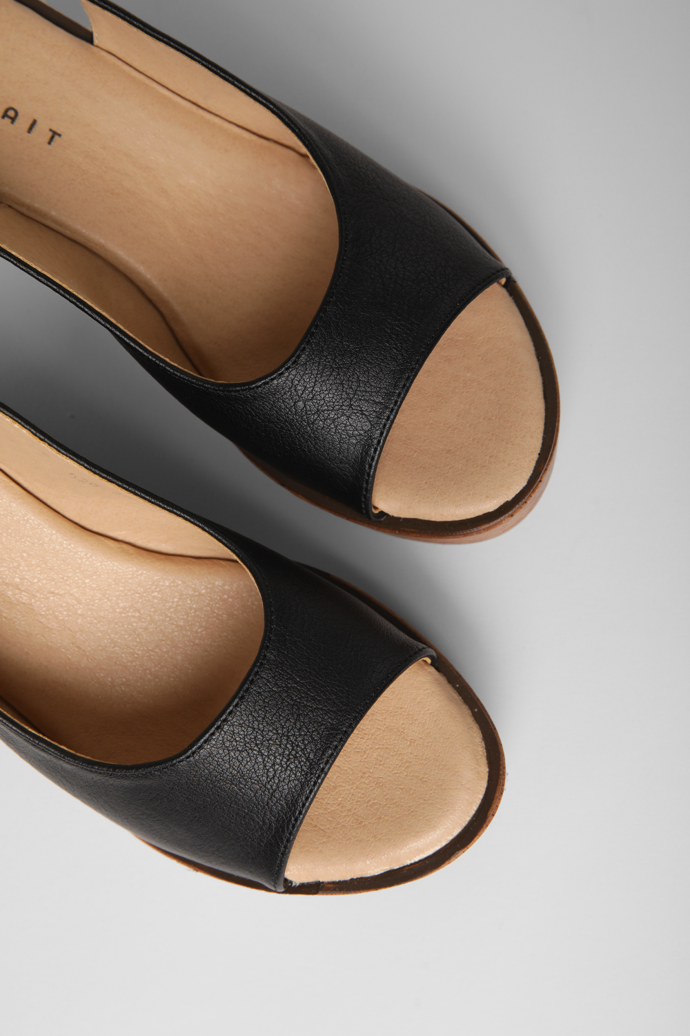 סנדלי פלטפורמה לנשים בצבע שחור