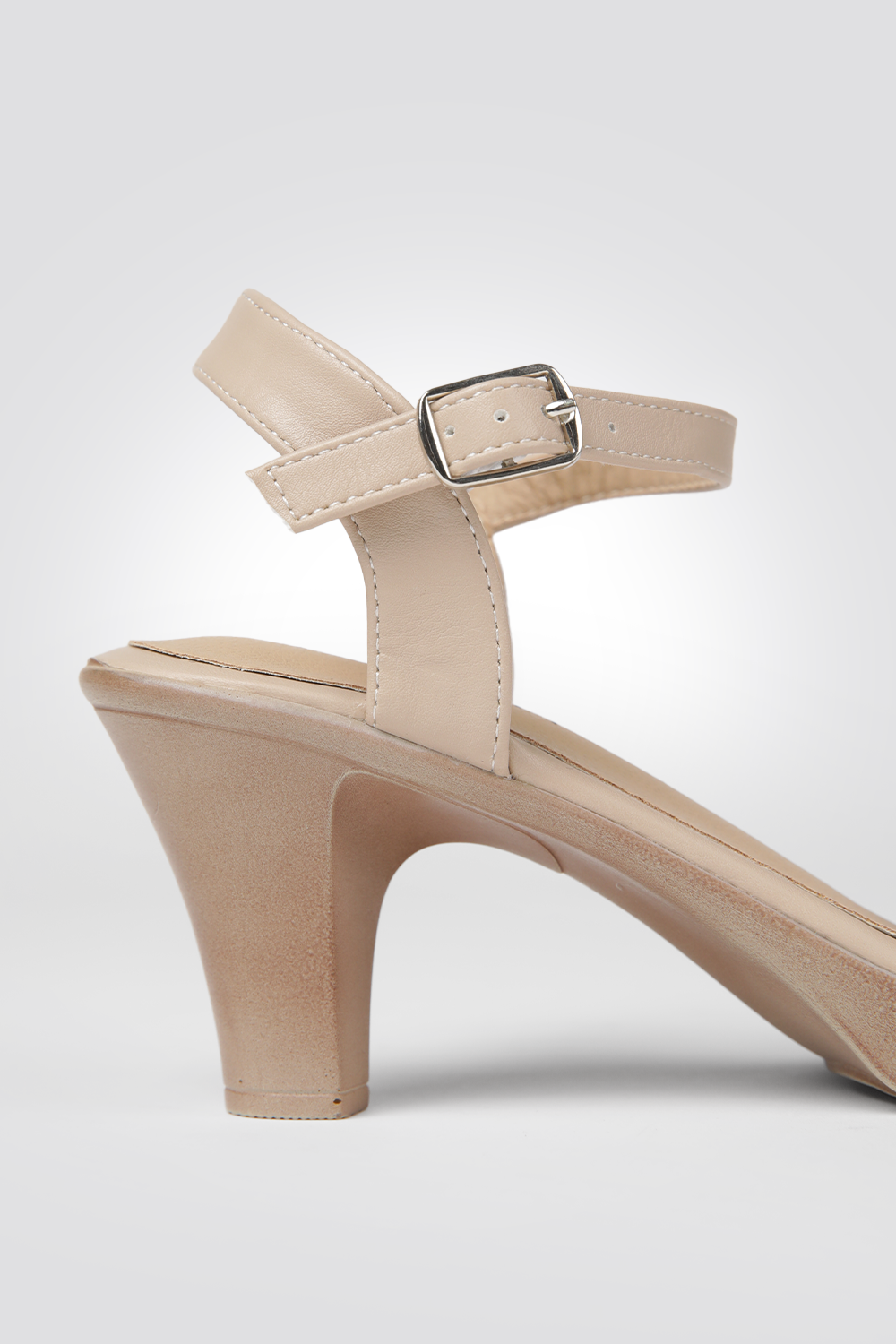 סנדלי עקב דמוי עור בצבע בז'