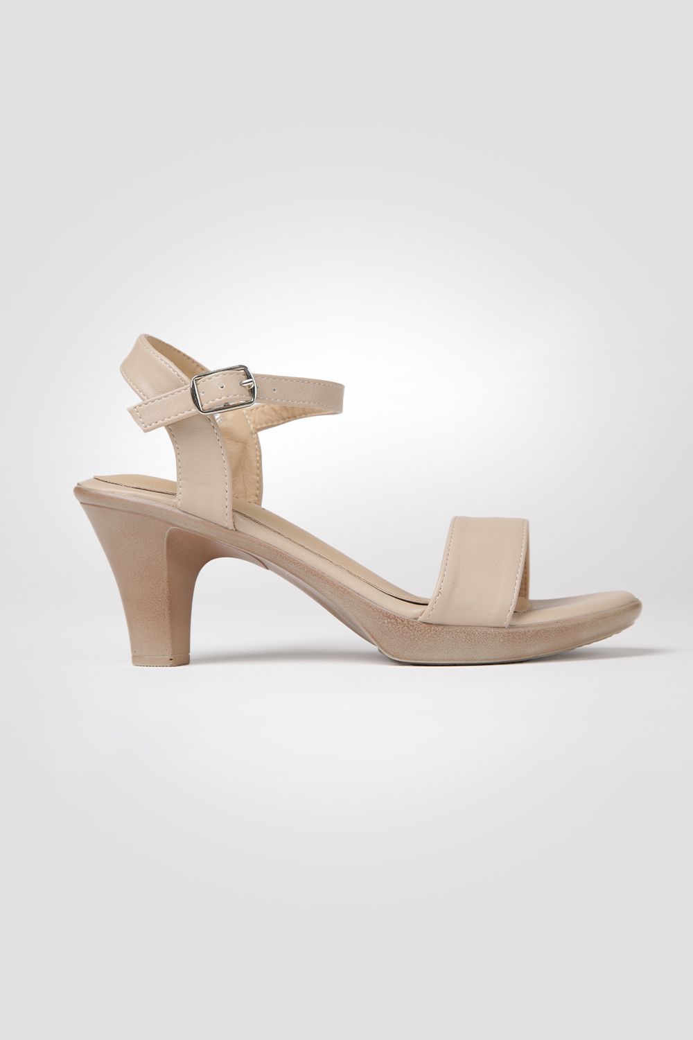 סנדלי עקב דמוי עור בצבע בז'