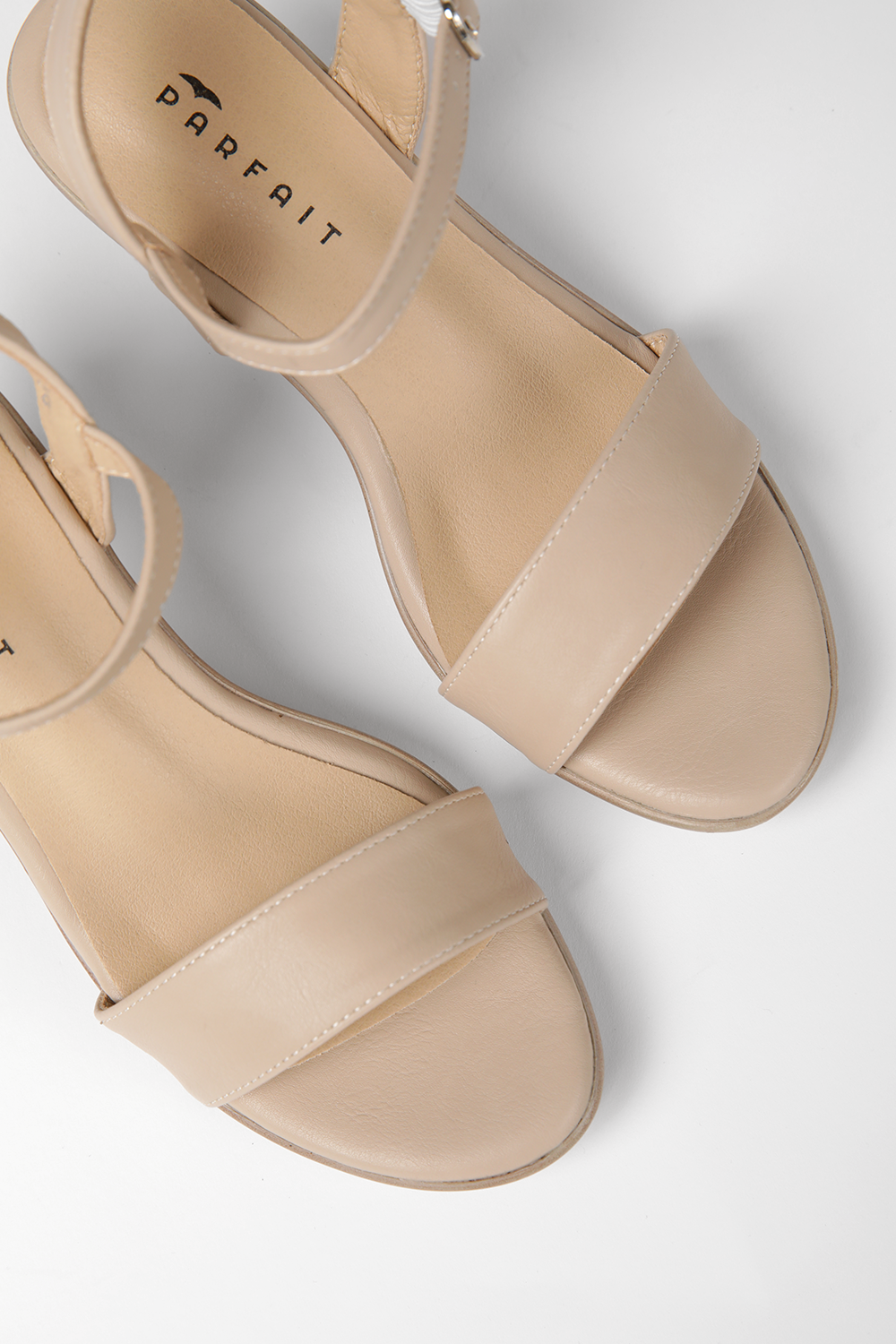 סנדלי עקב דמוי עור בצבע בז'