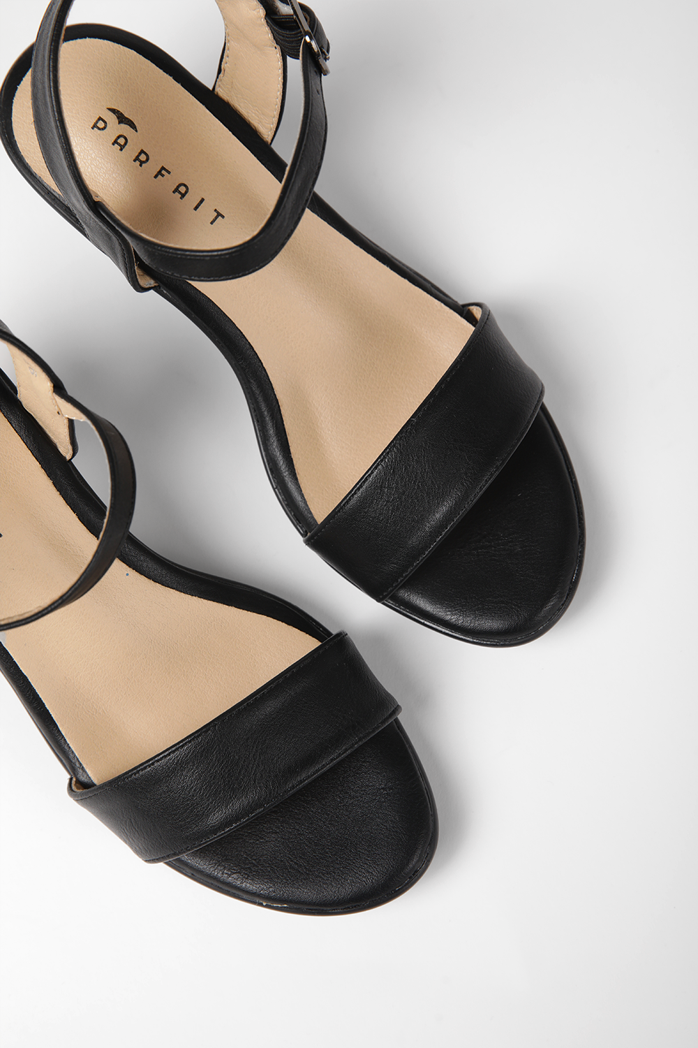 סנדלי עקב דמוי עור בצבע שחור