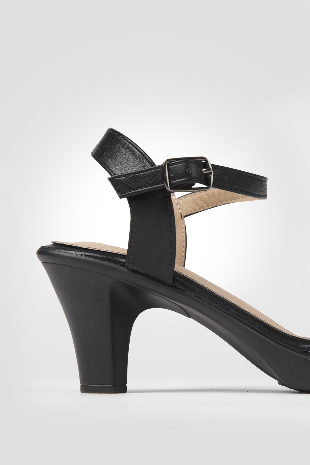 סנדלי עקב דמוי עור בצבע שחור