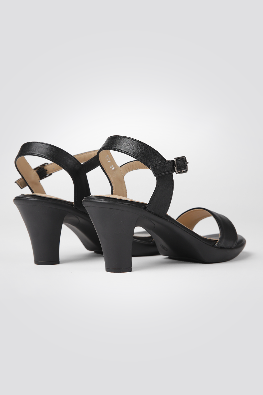 סנדלי עקב דמוי עור בצבע שחור