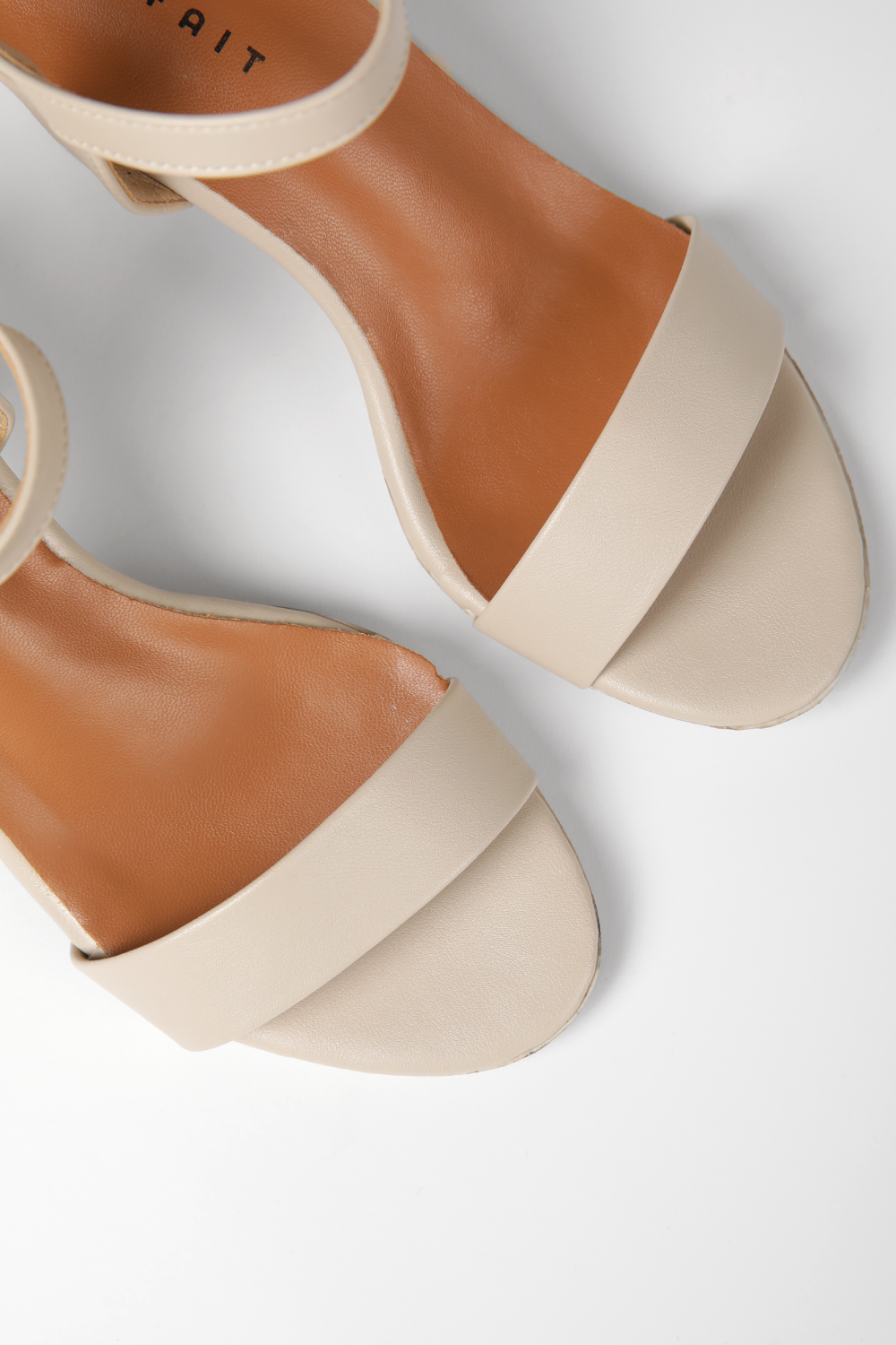 סנדלי עקב דמוי עור בצבע בז'