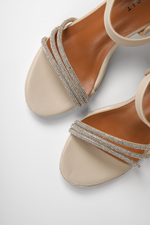 סנדלי עקב דמוי עור רצועות דקורטיביות בצבע בז'