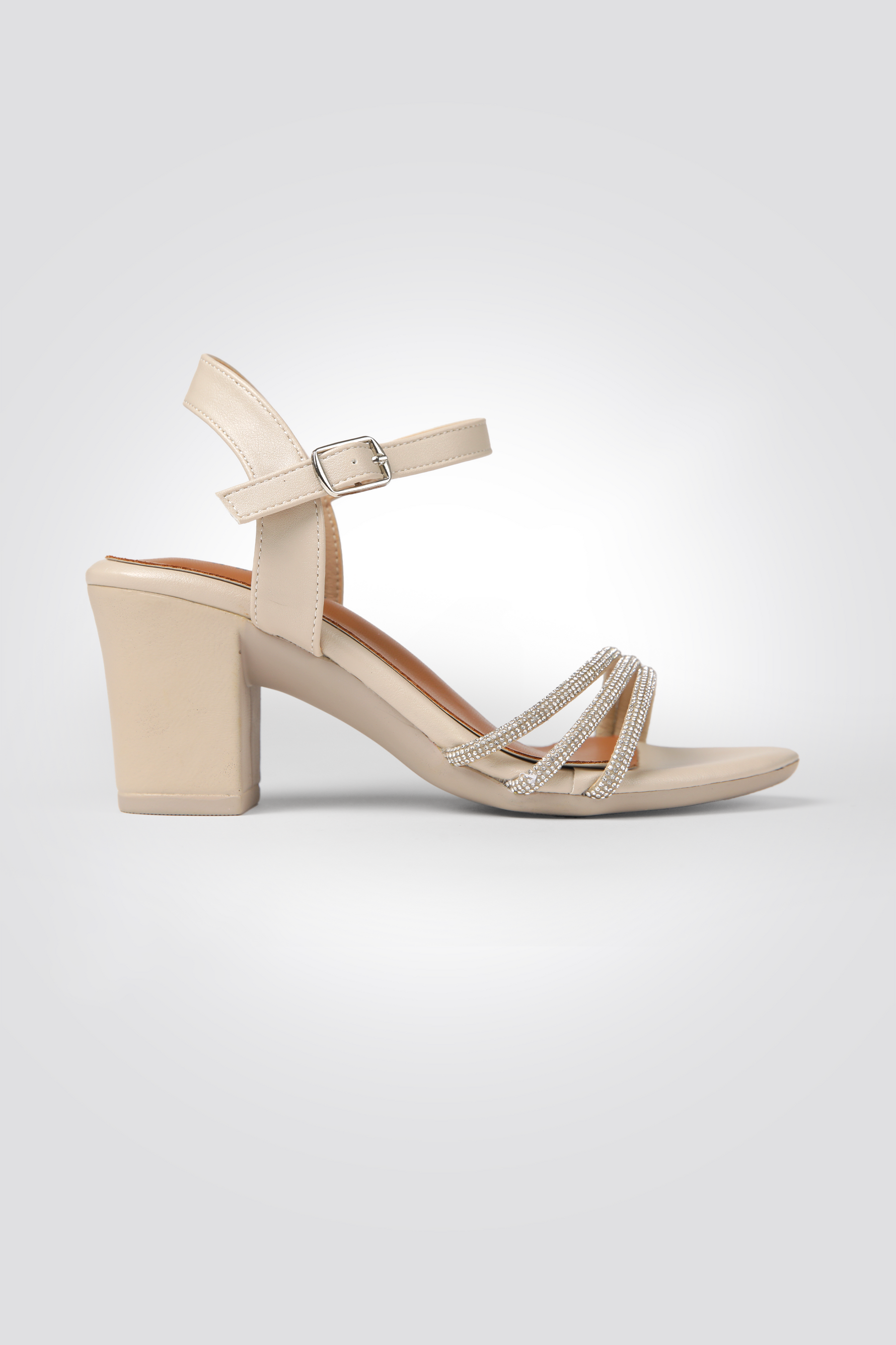 סנדלי עקב דמוי עור רצועות דקורטיביות בצבע בז'