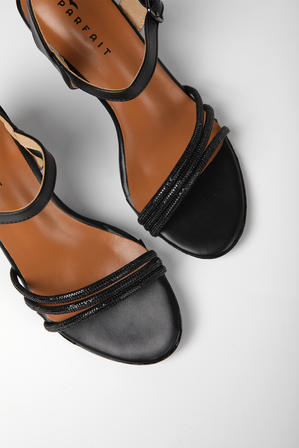 סנדלי עקב דמוי עור רצועות דקורטיביות בצבע שחור