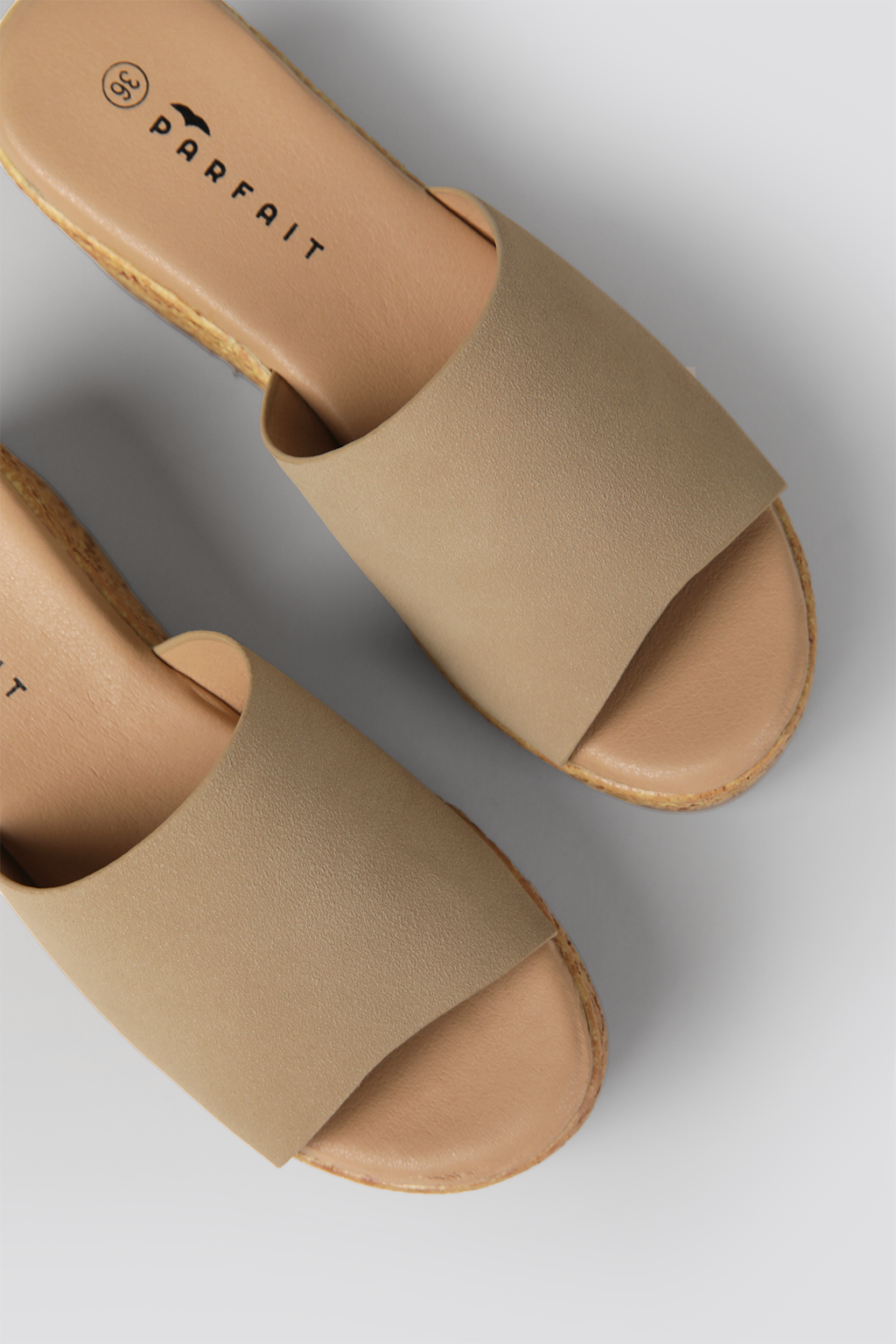 כפכפי פלטפורמה רצועה רחבה בצבע בז'