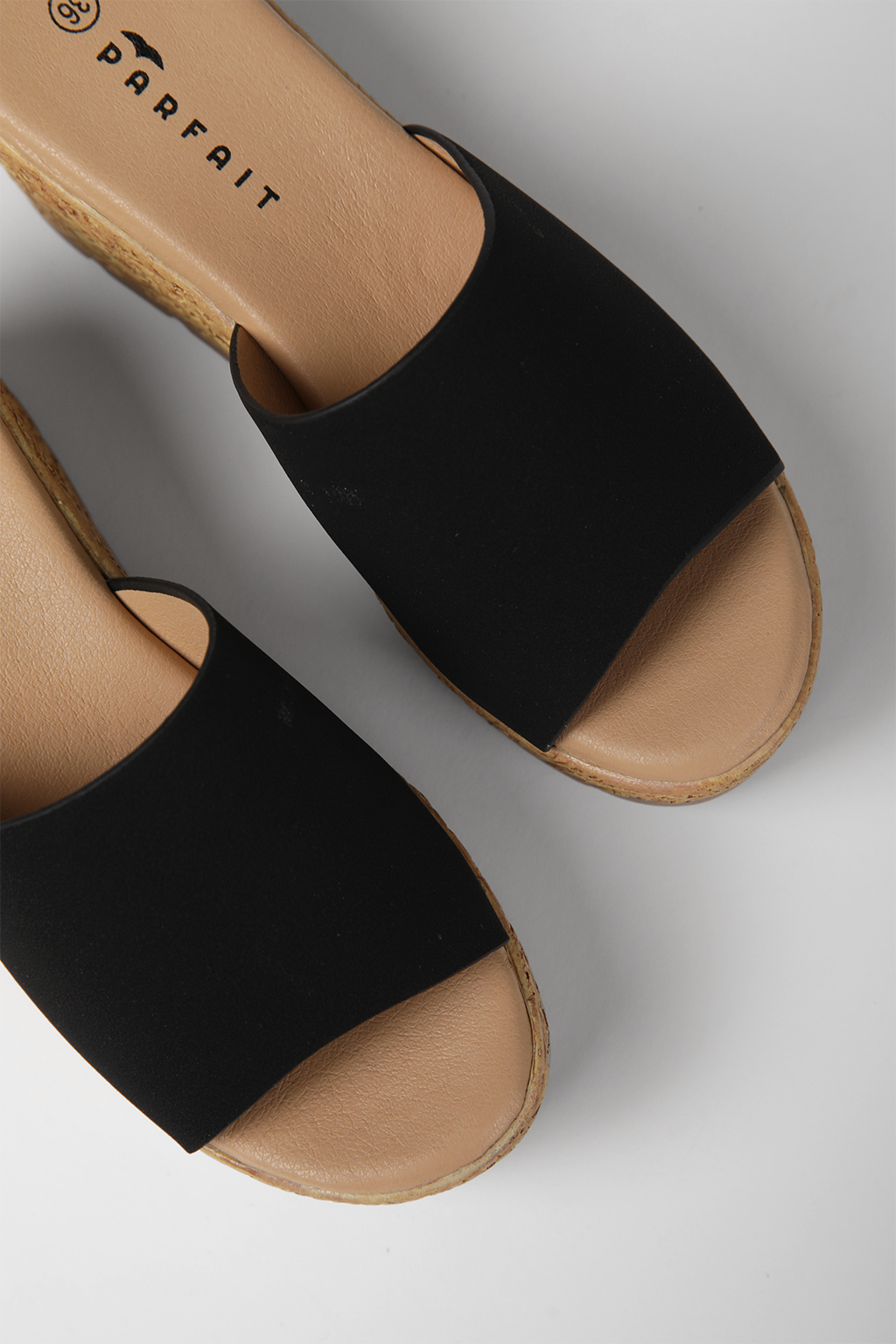 כפכפי פלטפורמה רצועה רחבה בצבע שחור