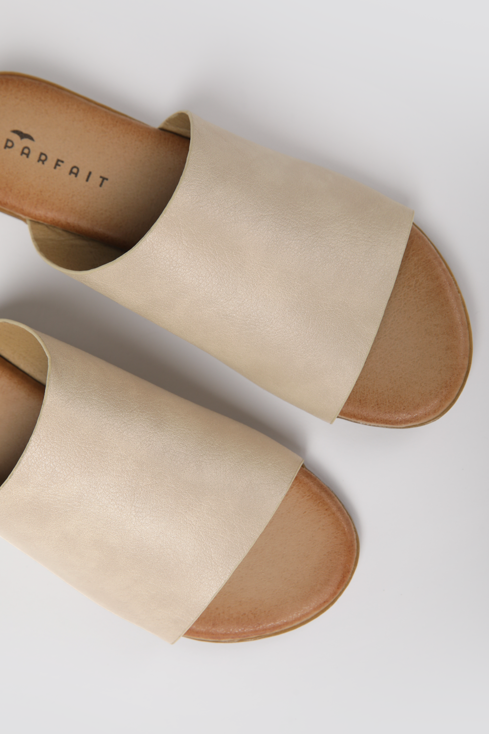 כפכפים דמוי עור רצועה רחבה בצבע בז'