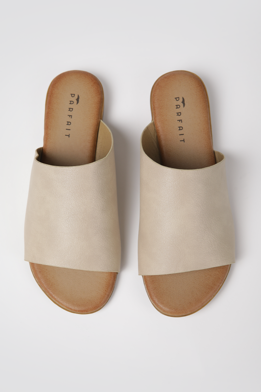 כפכפים דמוי עור רצועה רחבה בצבע בז'