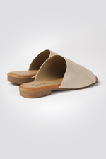 כפכפים דמוי עור רצועה רחבה בצבע בז'